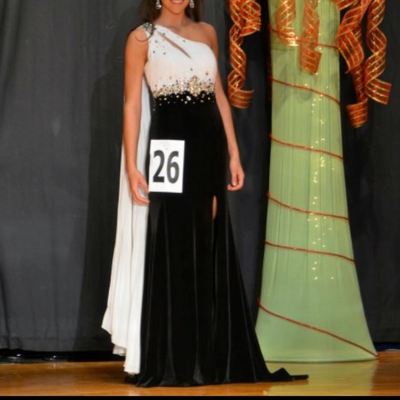 Tony Bowls Dresses & Skirts - Tony Bowls size 2 prom/pageant gown